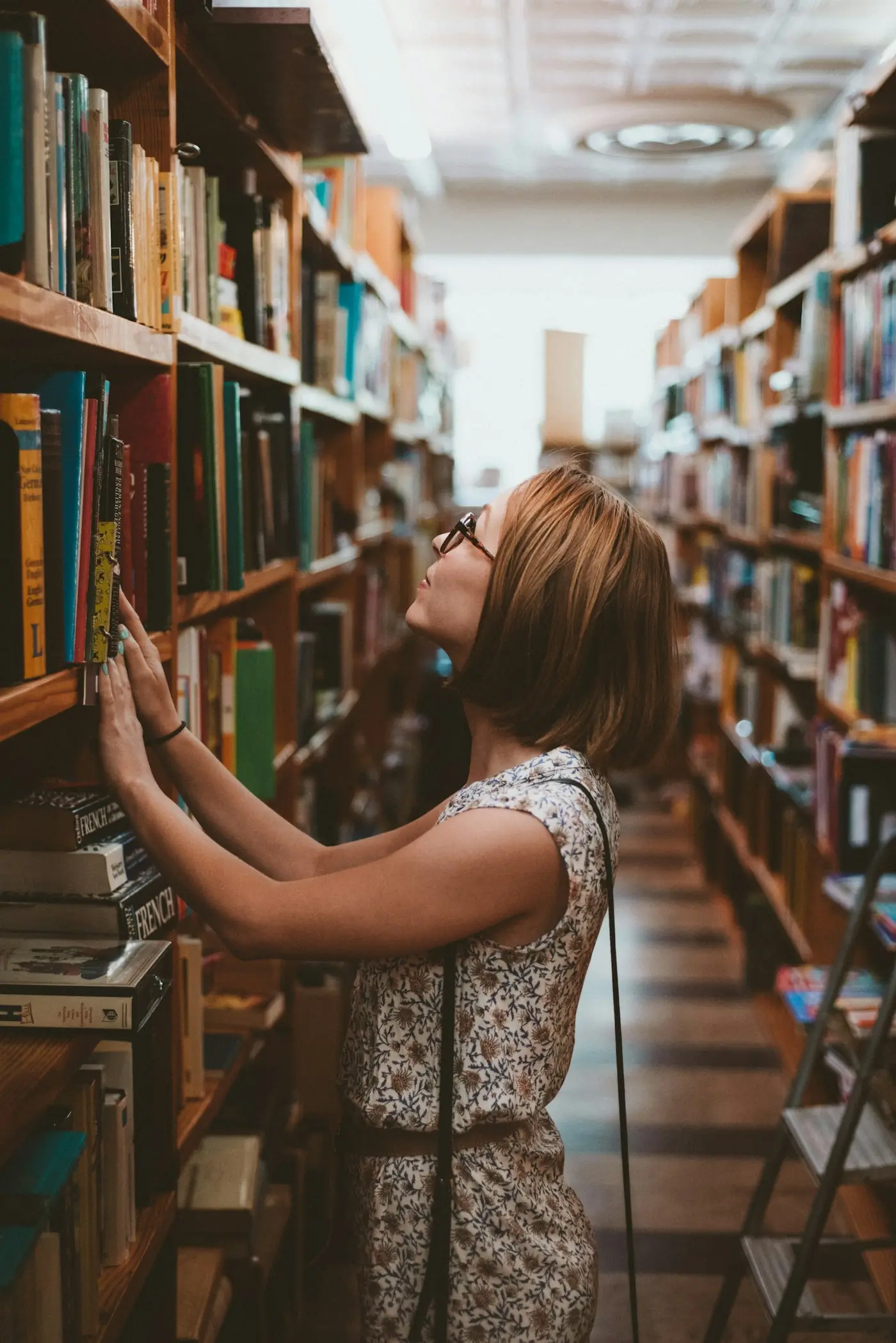 Estudiante en una biblioteca o campus