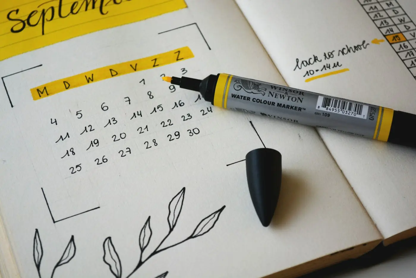 Reloj y agenda en un escritorio