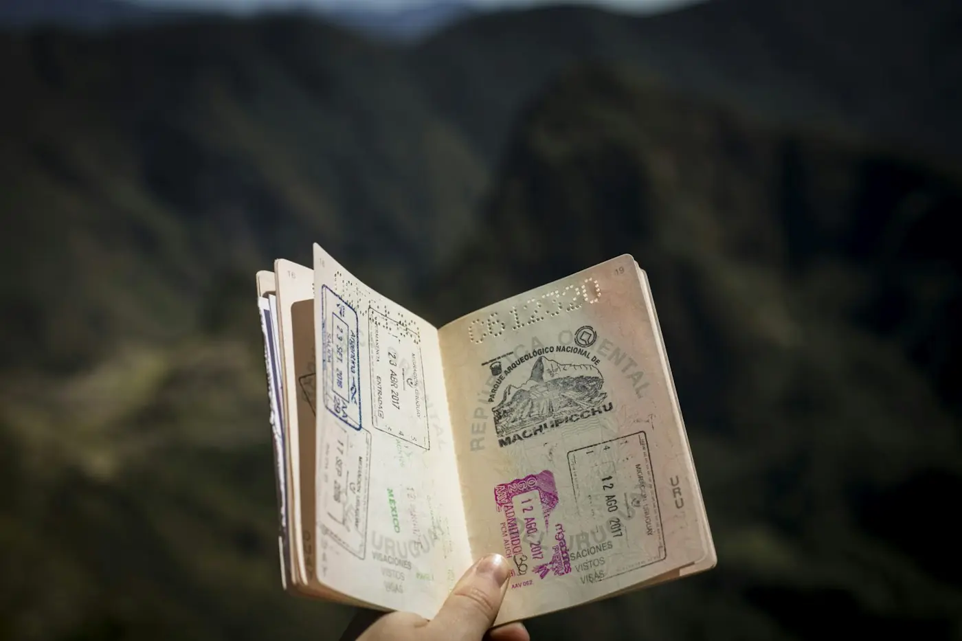 Pasaporte o documentos sobre una mesa