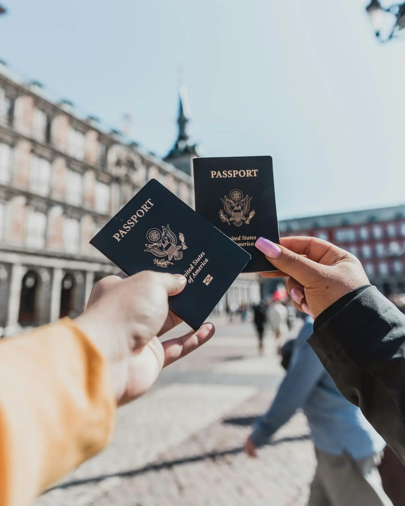Manos sosteniendo un pasaporte