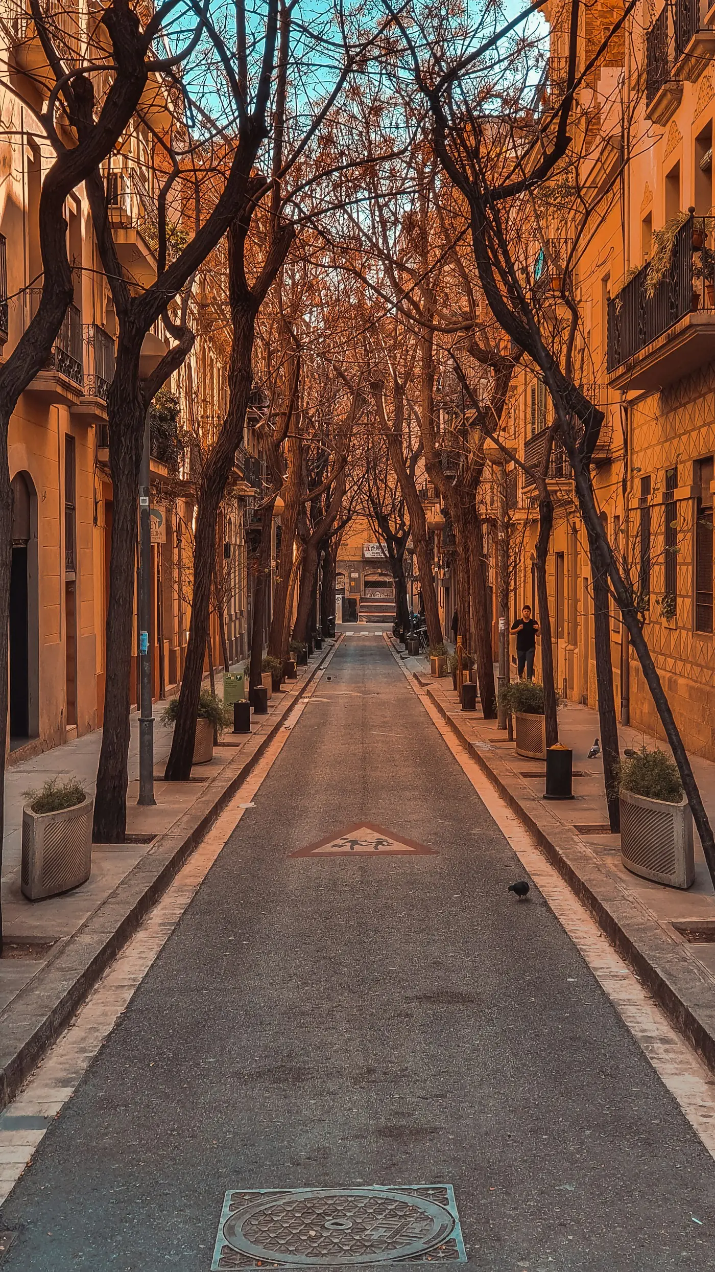 Persona caminando por una calle de Barcelona
