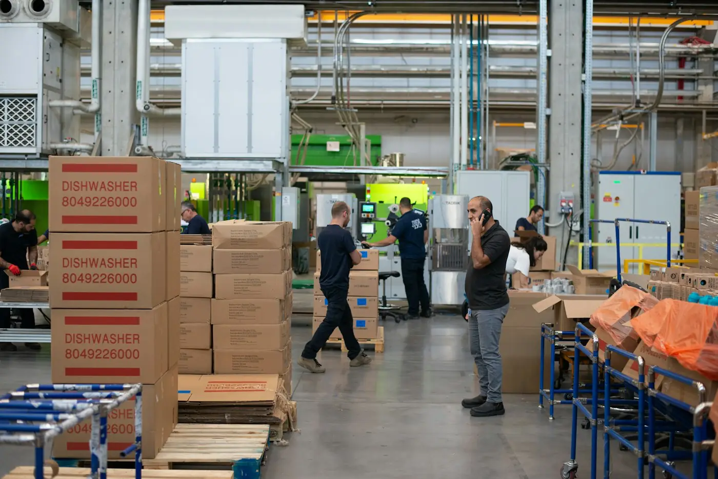 Persona trabajando en recepción o almacén