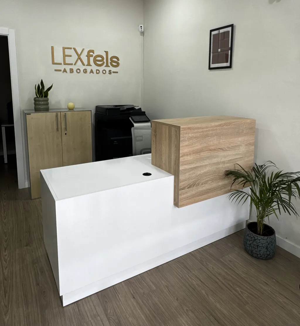 Accueil de LEXFELS Abogados, avec l'enseigne du cabinet au mur